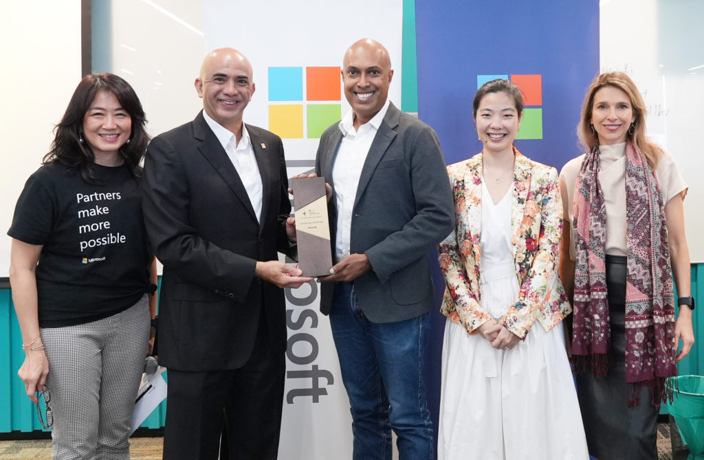 MiHCM wins the Microsoft Malaysia ISV Partner of the year award for 2022. Harsha Purasinghe, (middle), CEO of MiHCM received the coveted Microsoft award from K Raman, Managing Director of Microsoft Malaysia.